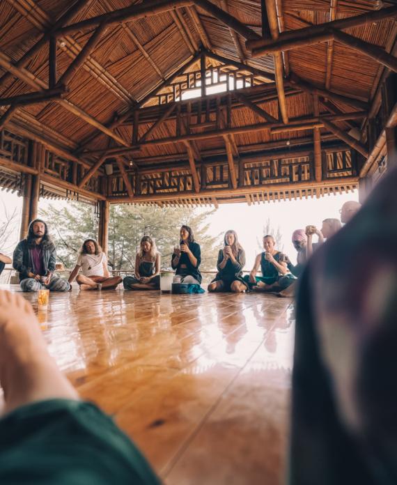 Groupe en cercle lors d’une retraite de danse libre guidée par Laoproject