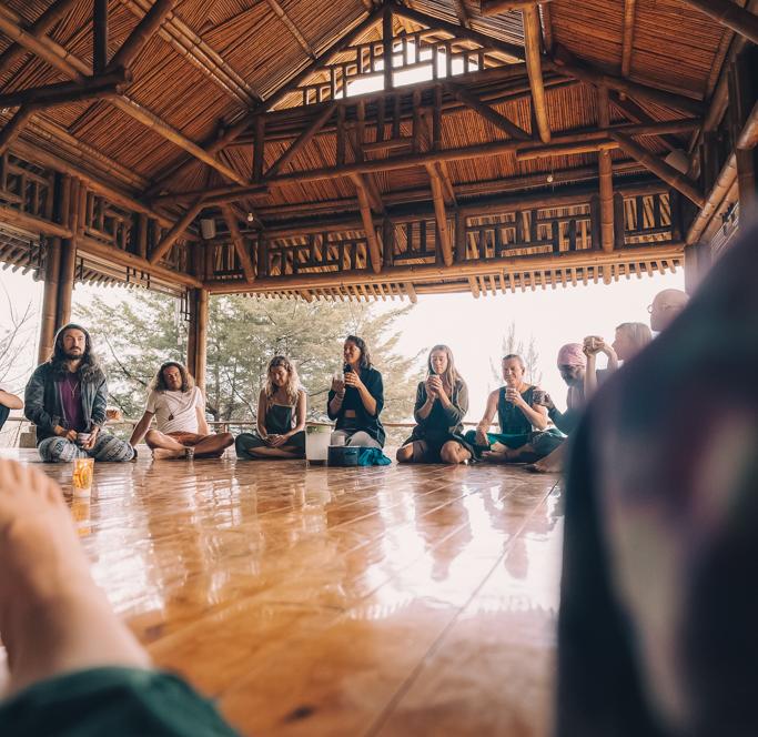Groupe en cercle lors d’une retraite de danse libre guidée par Laoproject