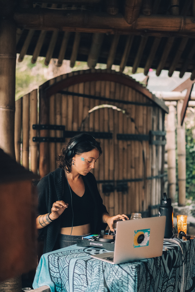 Laura de Laoproject en train de mixer lors d’une retraite de danse libre au Guatemala
