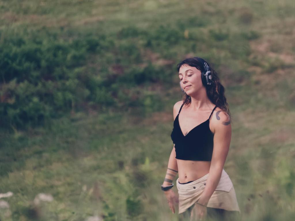 Laura Cottavoz of Laoproject dancing freely outdoors