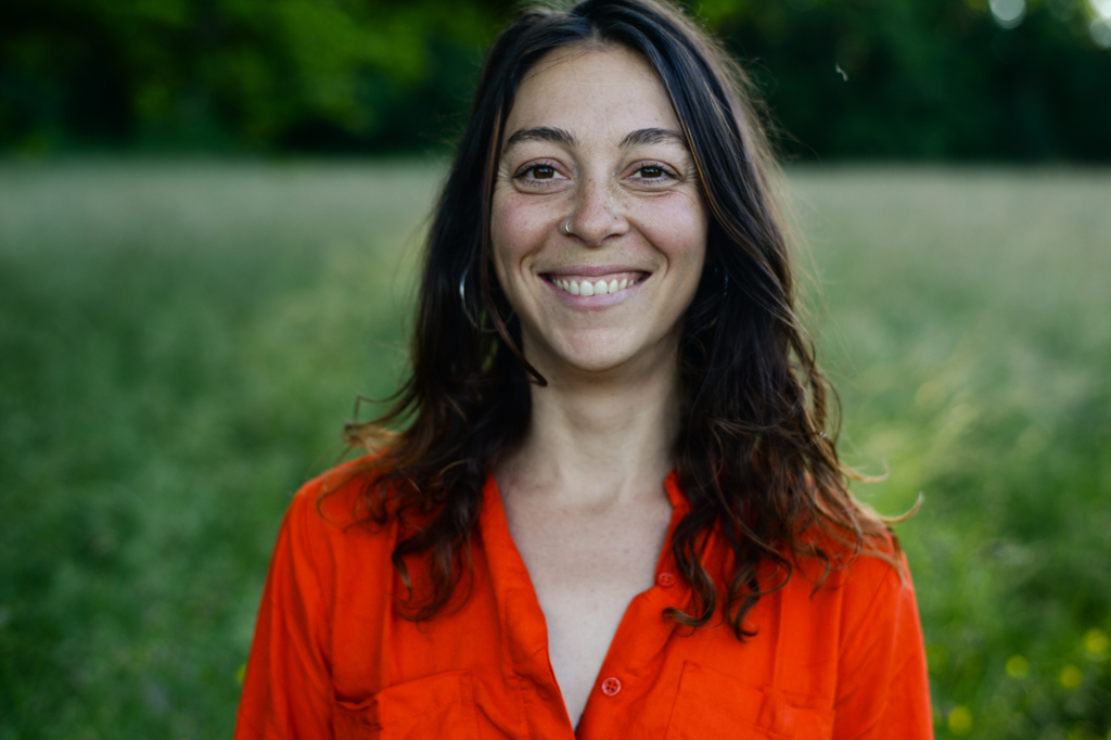 Portrait of Laura, founder of Laoproject, free dance and body exploration facilitator