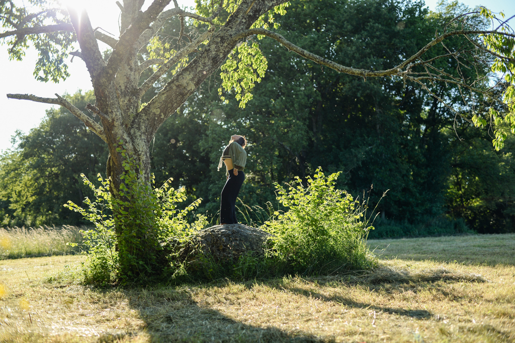 Laura de Laoproject in free dance, connected to her body and the present moment