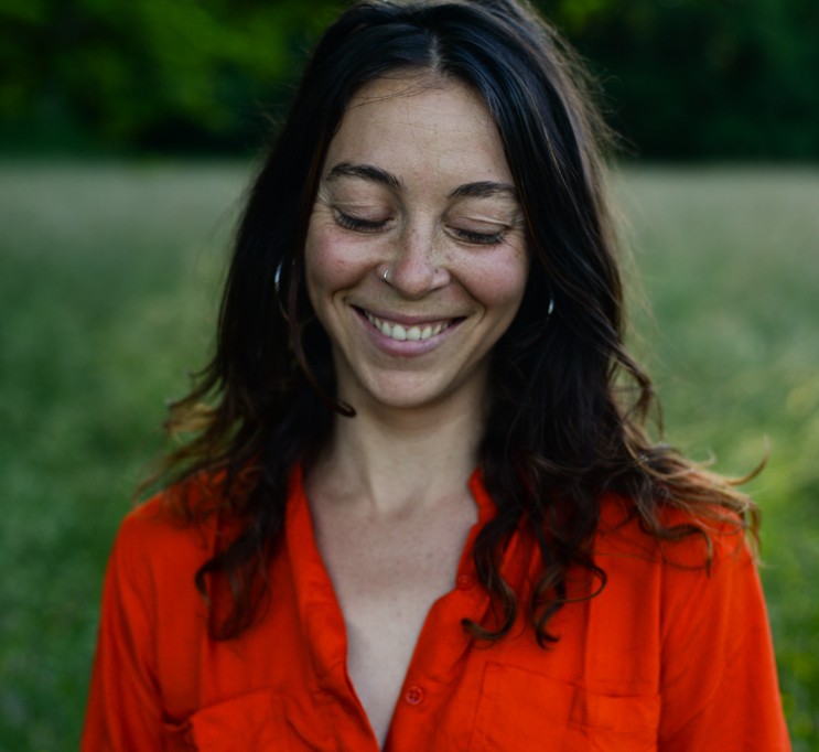Portrait of Laura, founder of Laoproject, freestyle dance facilitator, DJ and creator of spaces for transformation through movement.