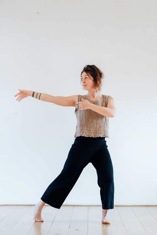 Laura Cottavoz dances in freestyle expression at a Laoproject workshop in Toulouse and Ariège.