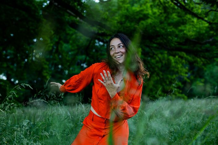 Laura de Laoproject dansant en pleine nature